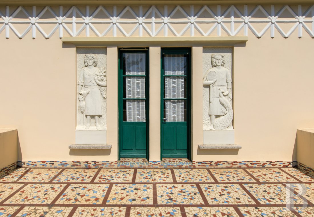En Saône-et-Loire, à Mâcon, une villa et son jardin entièrement de style Art déco - photo  n°51